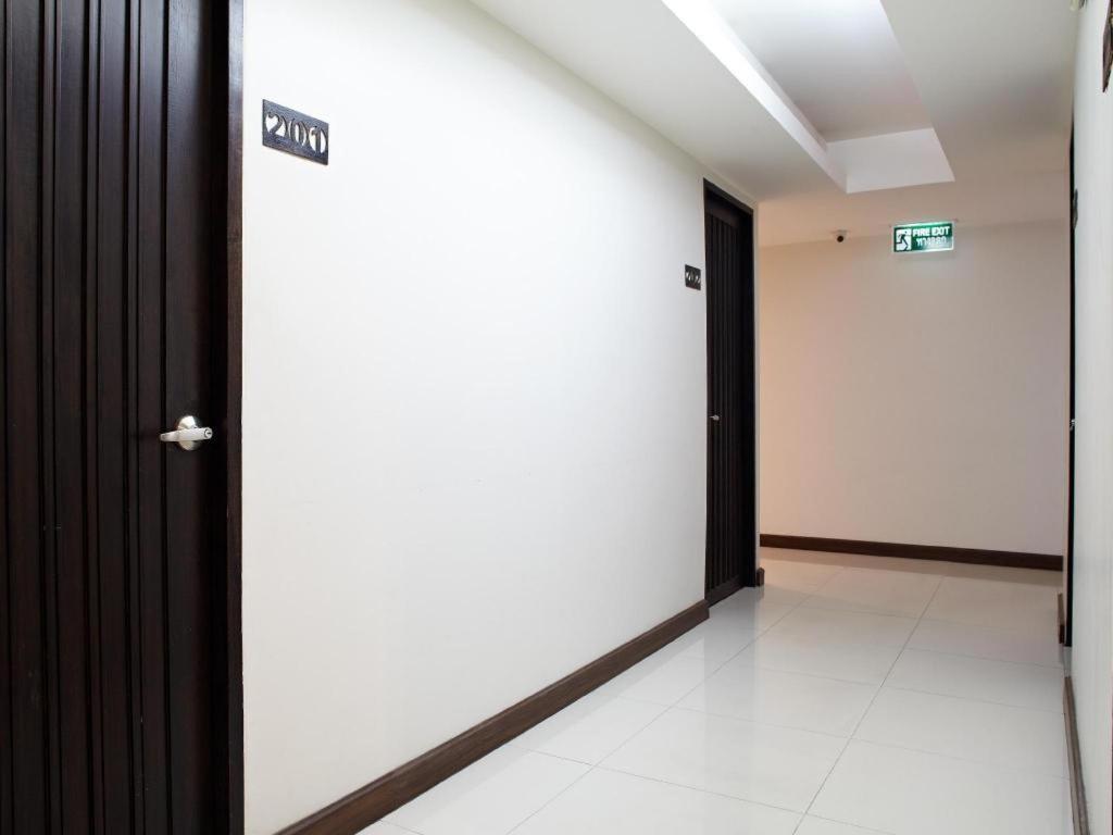 White House Asoke Sukhumvit 18 Hotel Bangkok Exterior photo