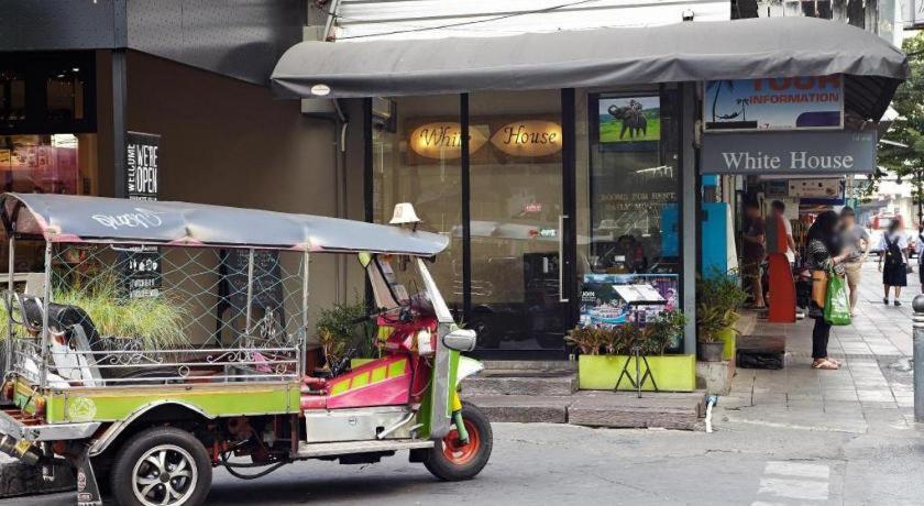 White House Asoke Sukhumvit 18 Hotel Bangkok Exterior photo