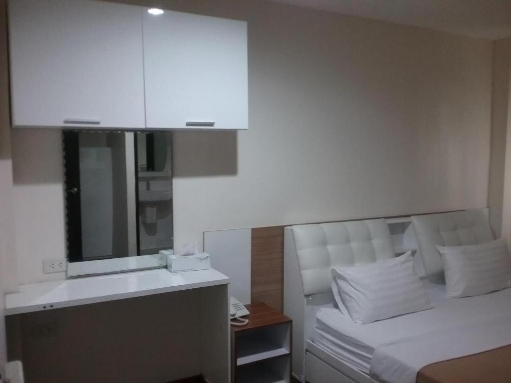 White House Asoke Sukhumvit 18 Hotel Bangkok Exterior photo