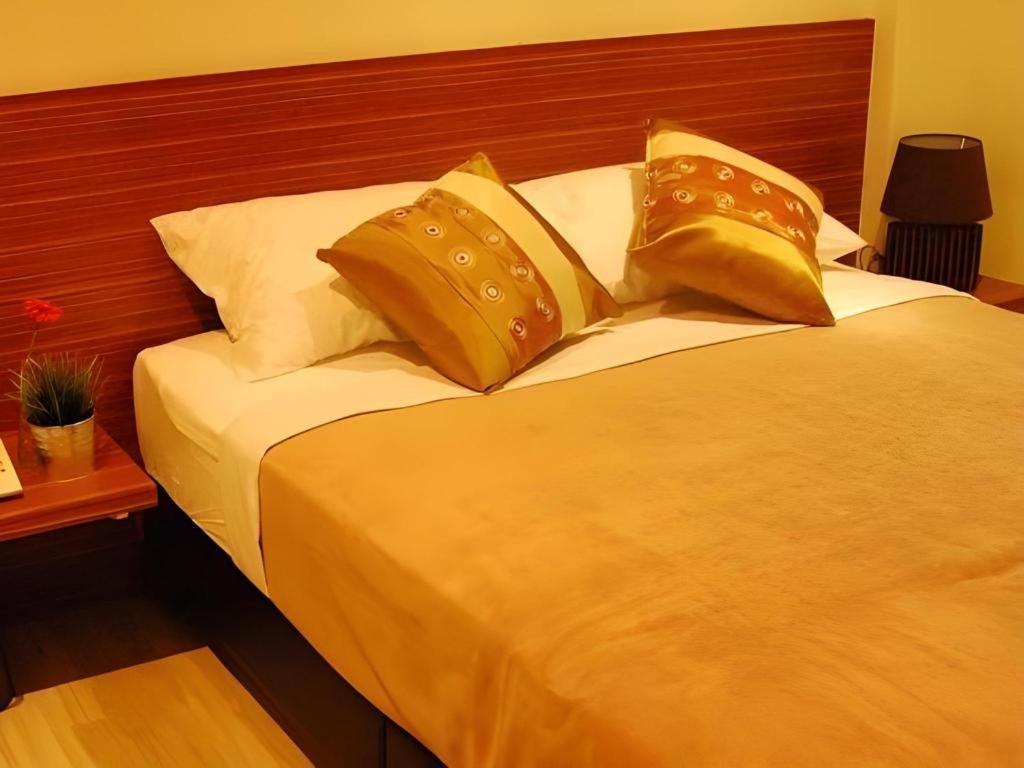 White House Asoke Sukhumvit 18 Hotel Bangkok Exterior photo