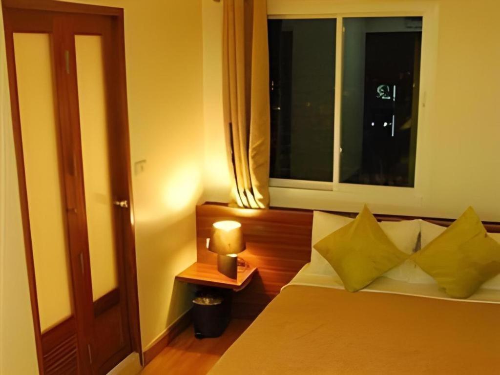 White House Asoke Sukhumvit 18 Hotel Bangkok Exterior photo