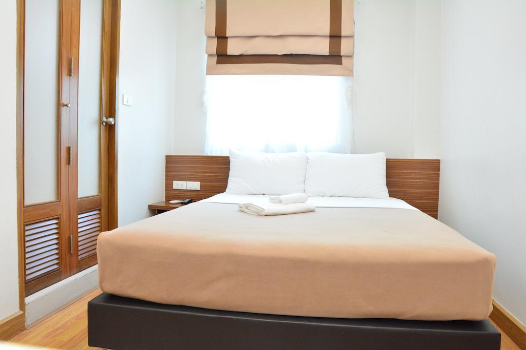 White House Asoke Sukhumvit 18 Hotel Bangkok Exterior photo